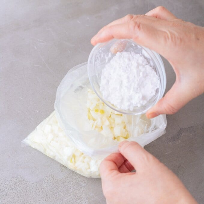 みじん切りしたタマネギに片栗粉をまぶす
