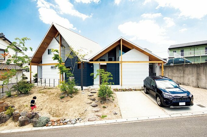 傾斜地に建つ家の外観