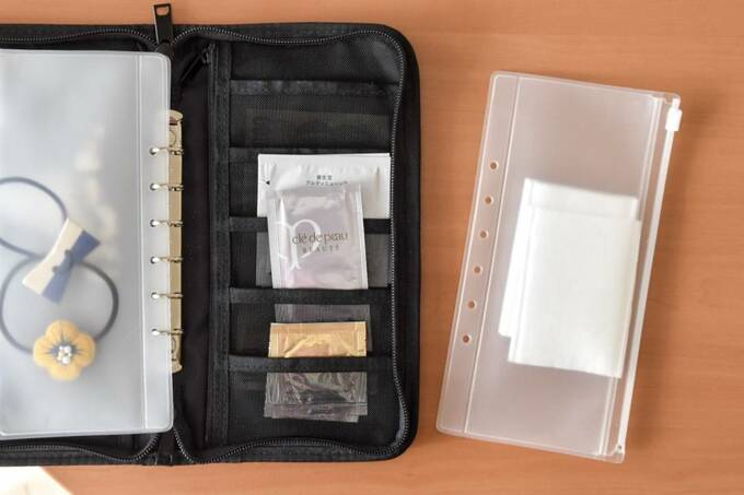 パスポートケースにアクセサリー類や子どものヘアゴムなど