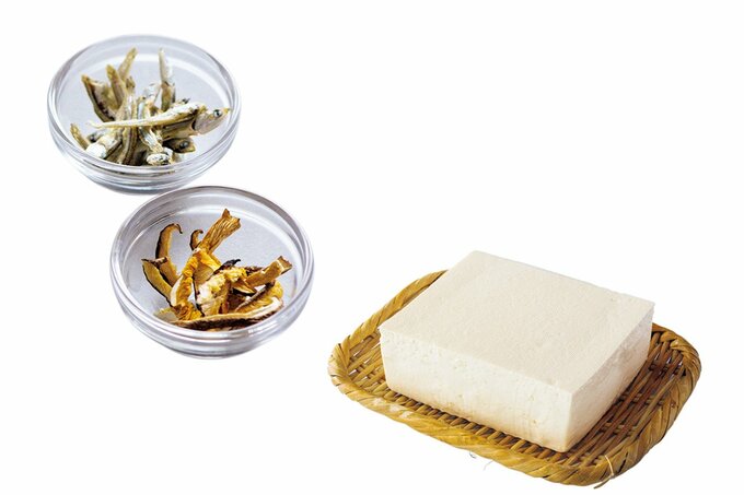 豆腐や乾燥しいたけ、にぼしなどが並んでいる