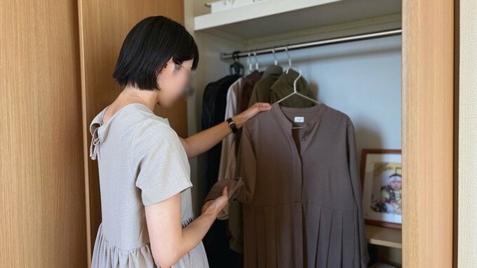 服を選ぶ様子