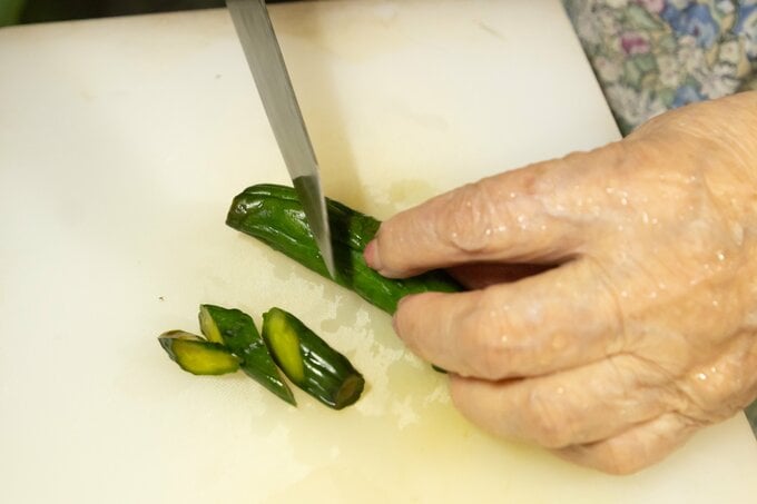 みそ漬けにしたキュウリをカット