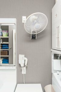 扇風機を 壁にセットして浮かす