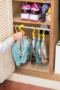 つっぱり棒とシューハンガーで取り出しやすく:下段