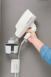 ドライヤーを 壁にセットして浮かす