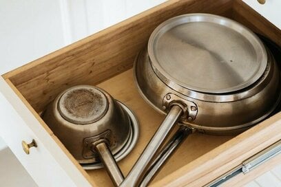 ゴミ箱も冷蔵庫も隠し、引き出しに鍋。料理の面倒が消える「快適キッチン」5つのコツ／料理家・行正り香さん