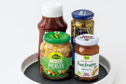 キャンドゥの440円「回転テーブル」で、棚の調味料にも手が届く。プロが愛するキッチン名品3つ