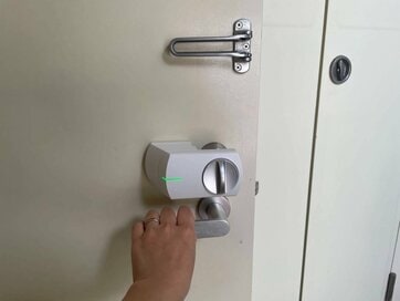 スマートロックを自分であとづけ。ハンズフリーで解錠、鍵の閉め忘れもなくなり快適に
