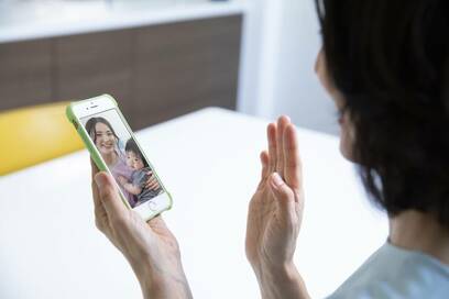 「オンライン帰省」急増中。孫とのビデオ通話の際に知っておきたいこと
