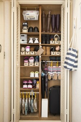 玄関収納には突っぱり棒が最強！ いつ来客があっても大丈夫な玄関をつくるテク