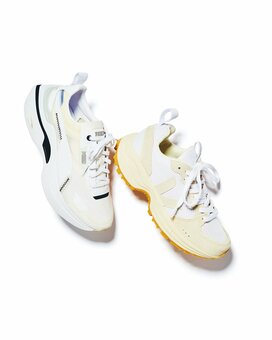 大人のスニーカーの選び方とコーデ術。カジュアル派・フェミニン派のおすすめ