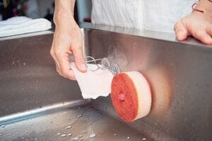 スポンジ置きは死角になるシンク手前の内側に。お客さまからの目隠しに