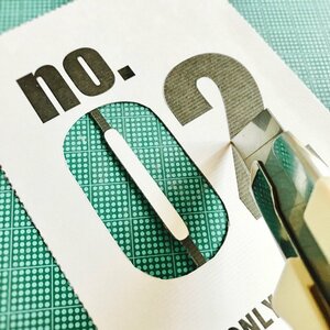カッターで数字を切り抜く
