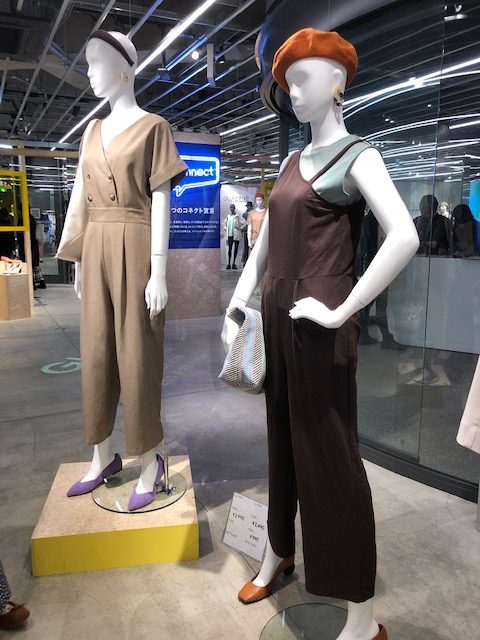 オールインワンのマネキン2つ