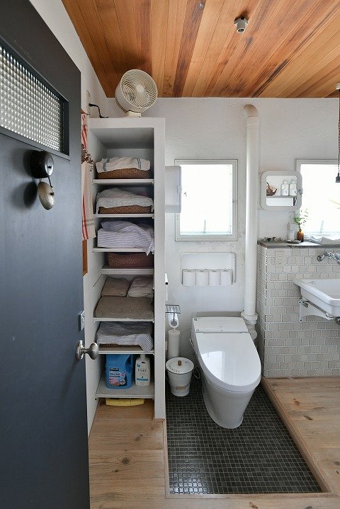 壁を撤去したツーインワンのトイレ