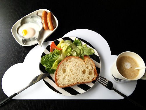 チラ見えボーダーがかわいいお皿は朝食に