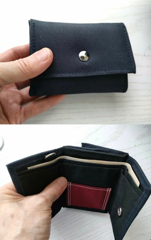 （ミニ財布の表面。ボタンを外すと小銭入れになっています）（裏側は開くとお札入れ。三つ折りタイプです）