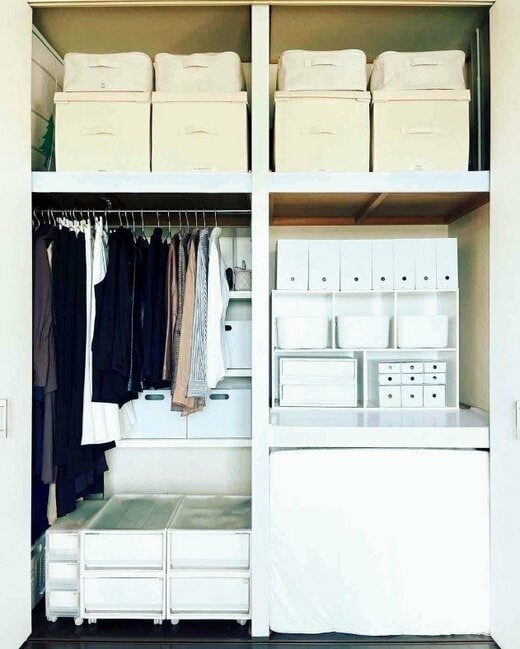 限られた空間を収納と作業スぺ―スに区別している様子