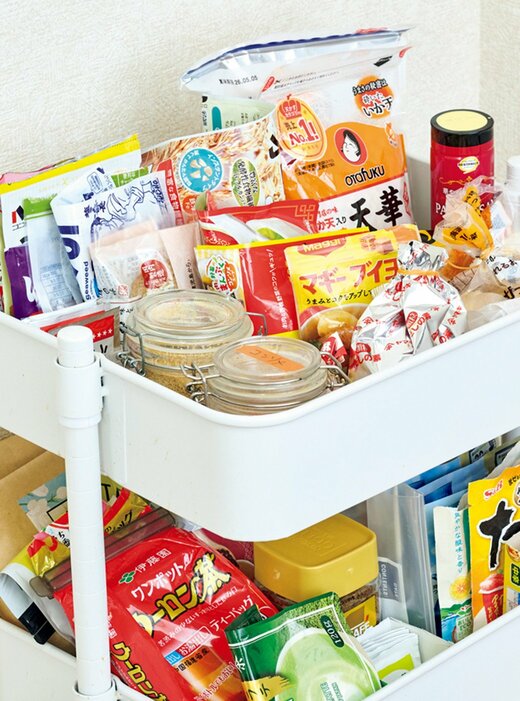 ラックに並ぶ常温保存の調味料や食材