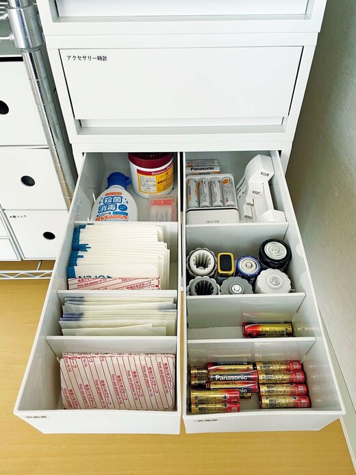 薬や電池の予備など