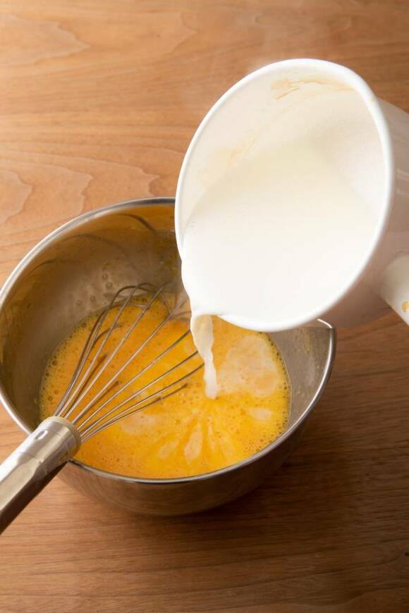 牛乳を鍋に入れる