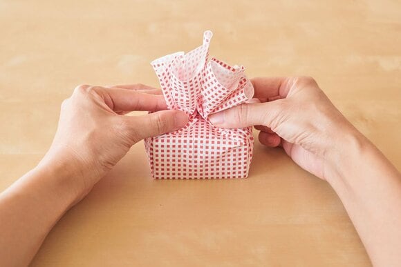 ひもをかけてちょうちょ結びにする