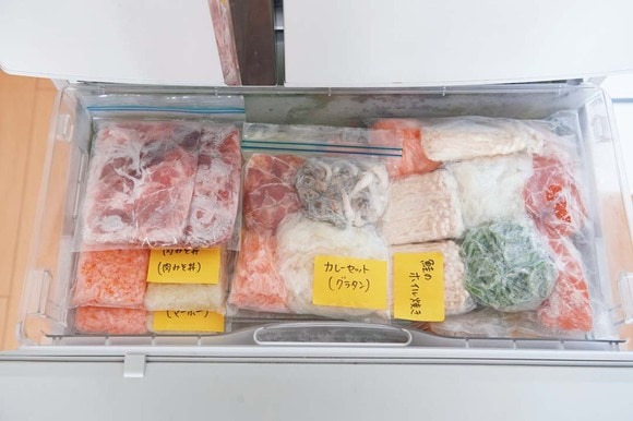 （4）　平らにして冷凍し、凍ったら使いやすいように立てて収納