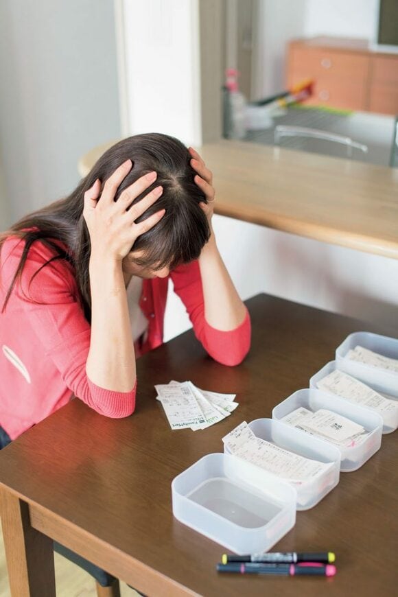 女性頭を抱える