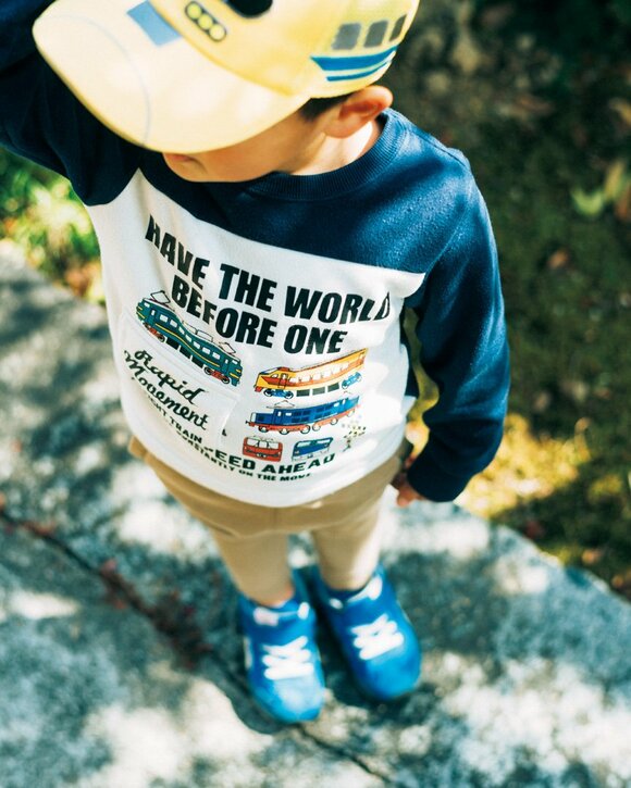 帽子をかぶった子ども