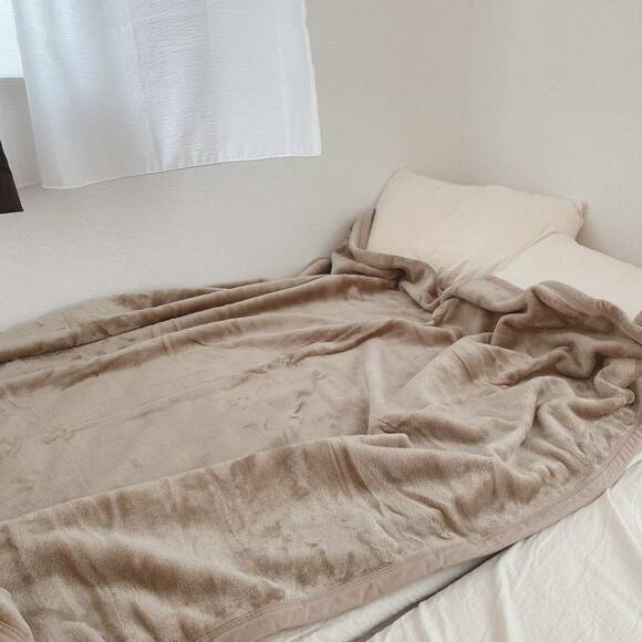 ベッドにヒートテックモウフ