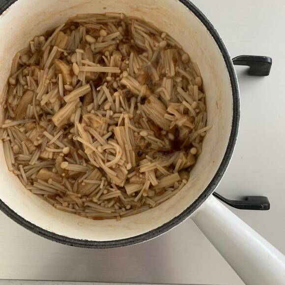 しっとりしてきたらしょうゆ麹を加える