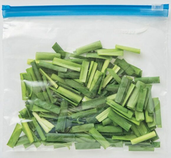 保存袋に入れて冷凍したニラ