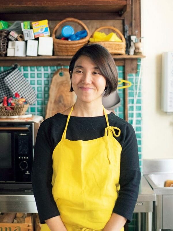黄色エプロン女性