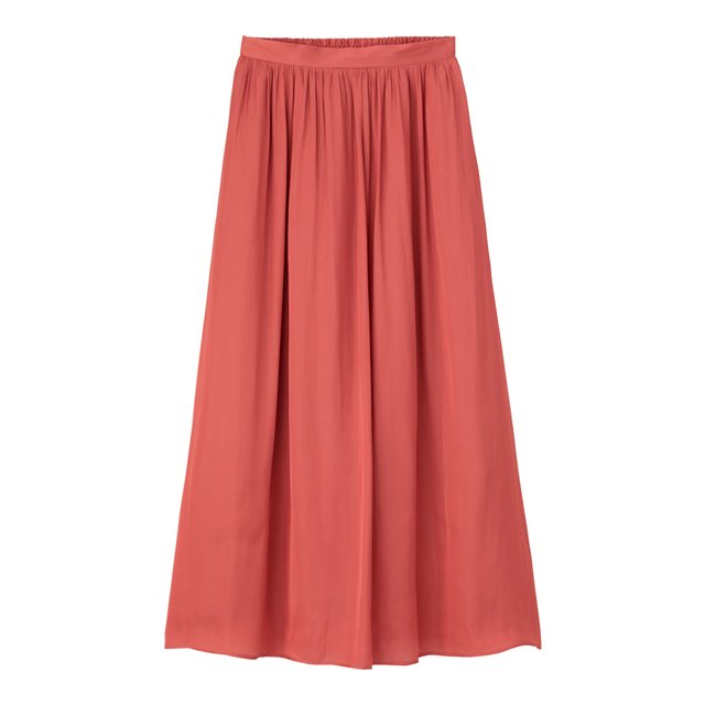 意外と着こなしの幅が広い濃いピンク