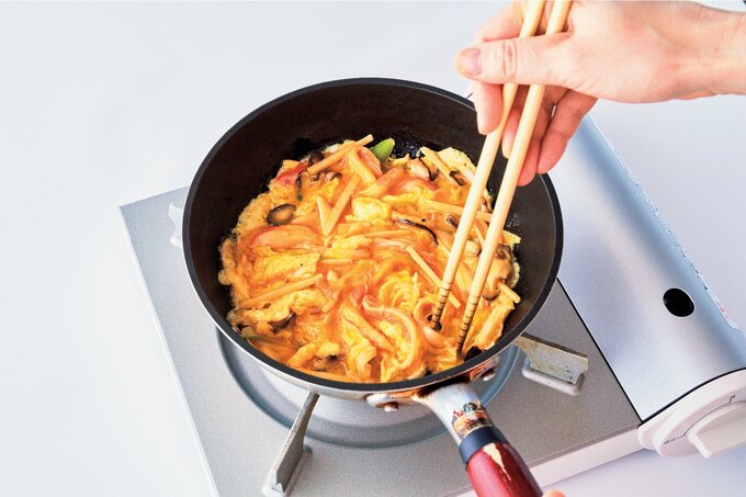 中央に卵液を入れ込むようにいる