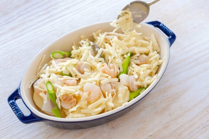 チーズをふりかける