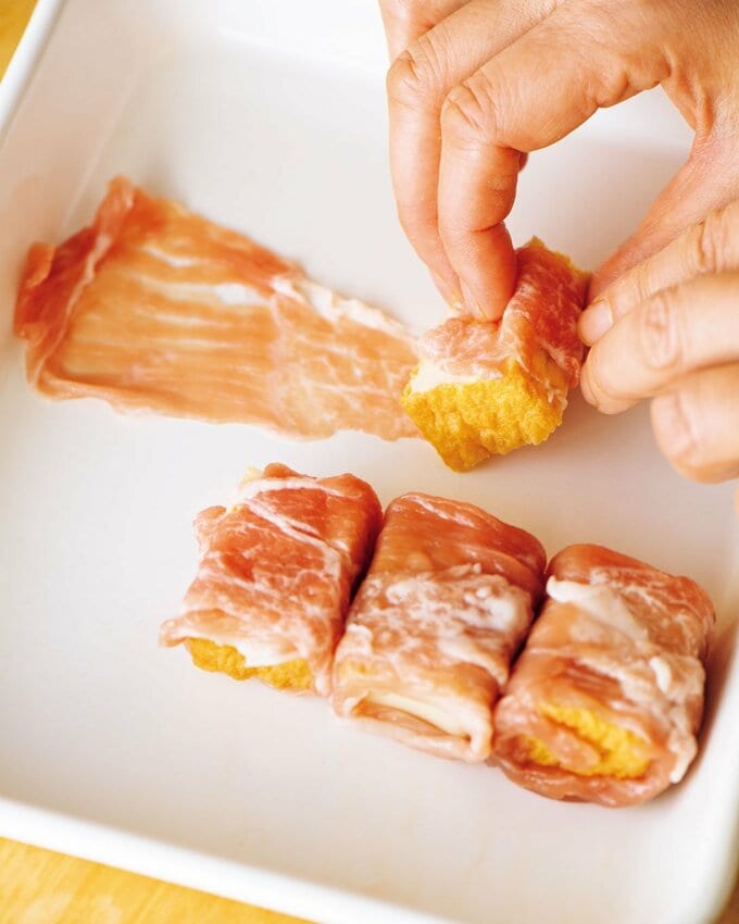 厚揚げをお肉でまく