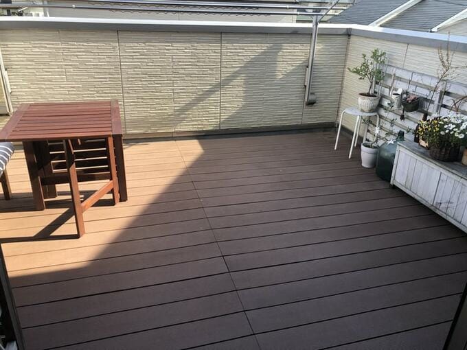 キッチンガーデンを楽しんだり、アウトドア用ソファやテーブルを置いて天気のいい日には外で食事をしたりできる広いベランダ