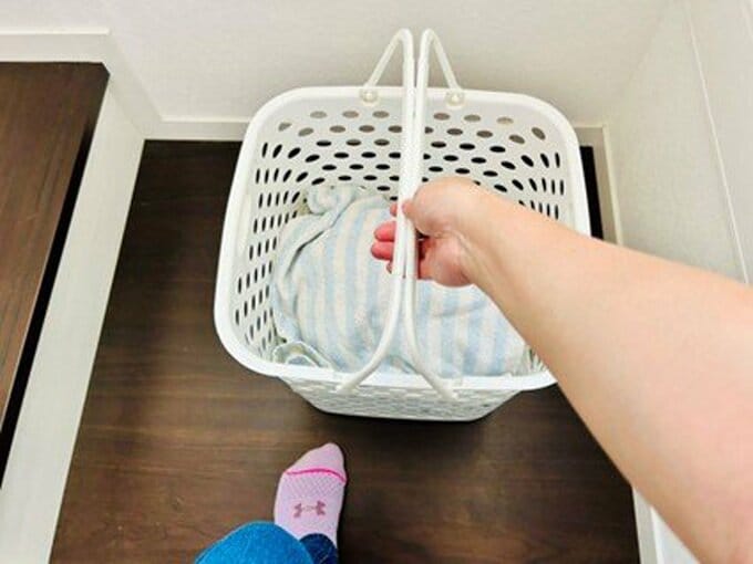 洗濯カゴを持って踊り場を昇降