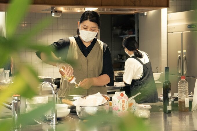 料理をする女性