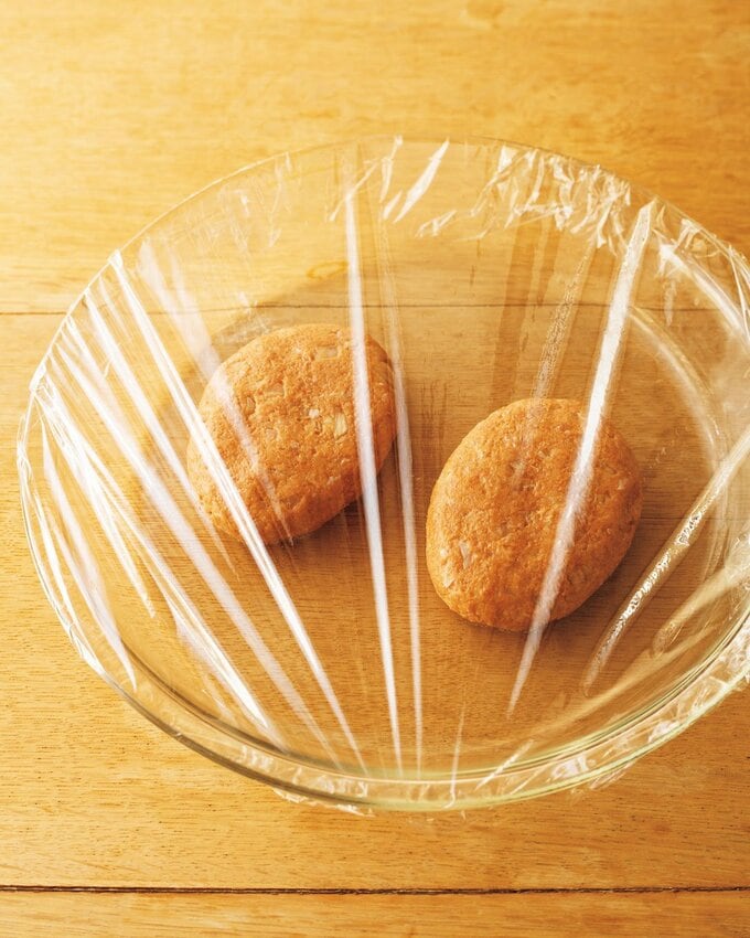 ラップをかけたハンバーグたね