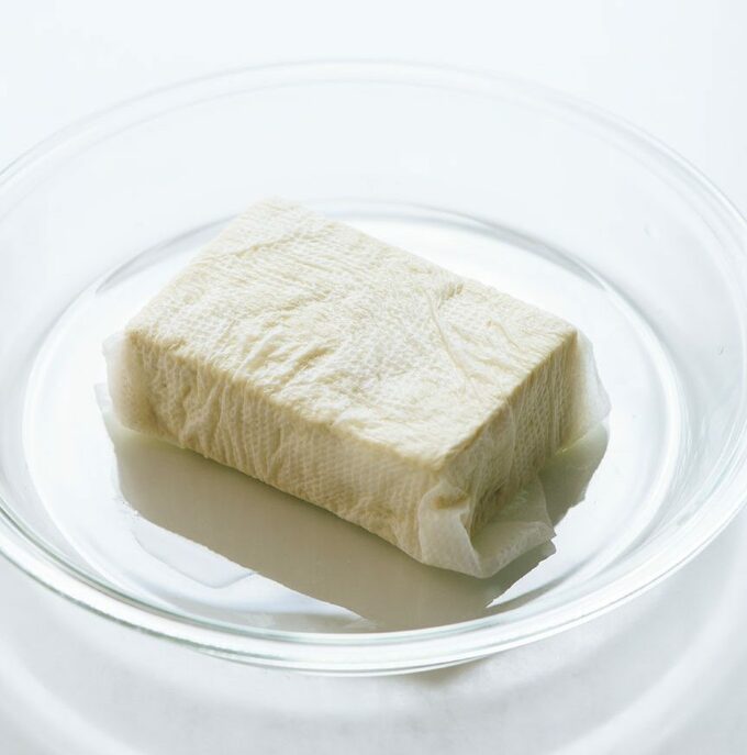 ペーパータオルに包んだ豆腐