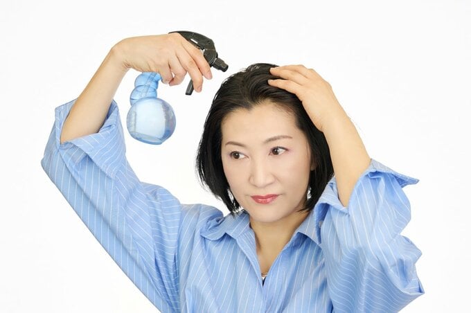 髪を濡らす女性