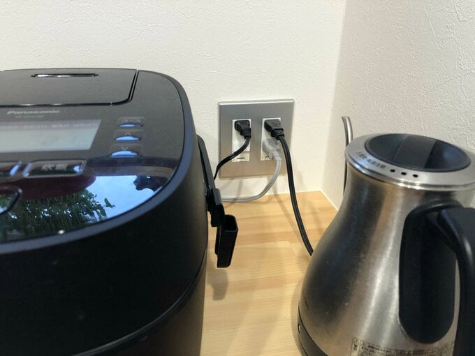 炊飯器とケトルとコンセント