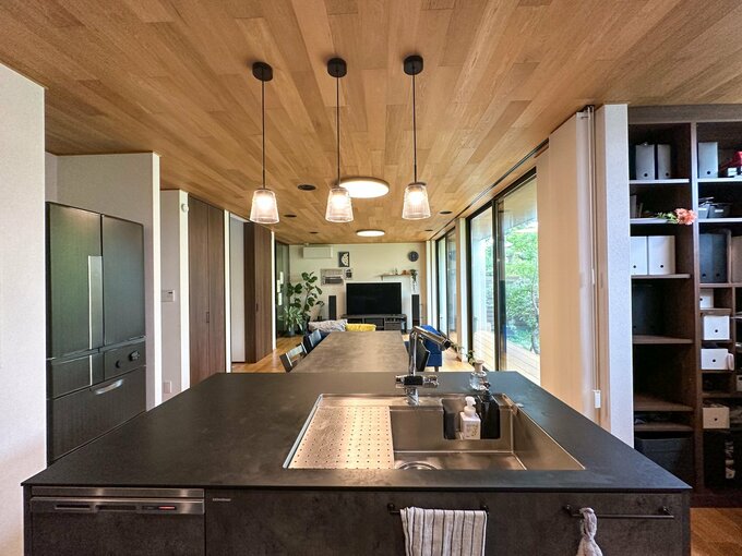 キッチンからリビング方向を見る