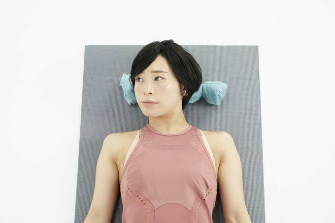 頭の後ろにローラー右向き