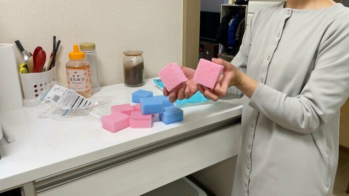 スポンジをカットするみさきさん