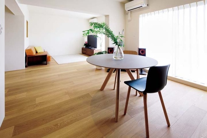 丸テーブルを置いたライブラリースペース