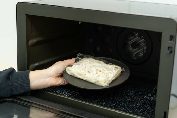 電子レンジで3分半(500W)で調理可能。もちろんゆでて食べてもOK
