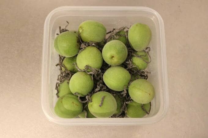 ヘタを取った青梅と塩昆布